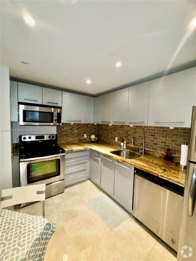 Building Photo - 20100 W Country Club Dr Unit PH-04 Rental