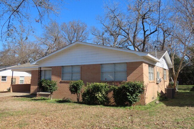 Photo - South Tyler!  Newly Remodeled Lovely 3 Bedroom, 1.5 Bath House w/Carport