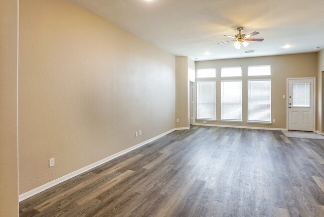 Photo - 1902 Walnut Green Cir