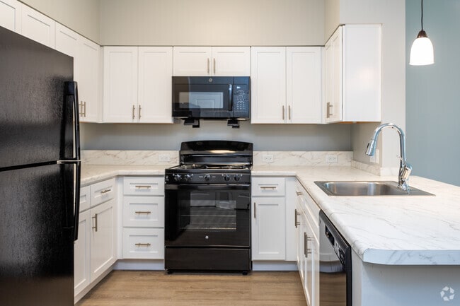 2BR, 2BA - 982SF - Kitchen