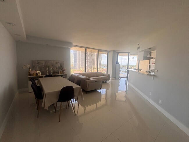 Photo - 19355 Turnberry Way Unidad # 7B