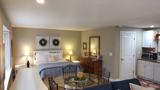 Fully furnished apartment - 2900 Valley Oak Dr Apartamentos Unidad B