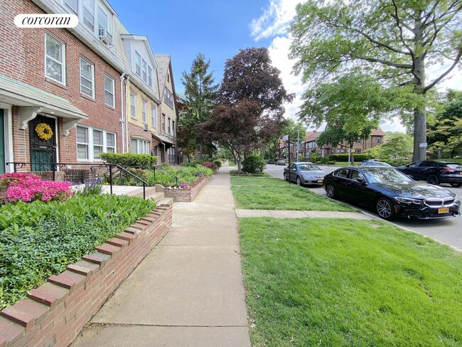 Photo - 100-11 Ascan Ave House