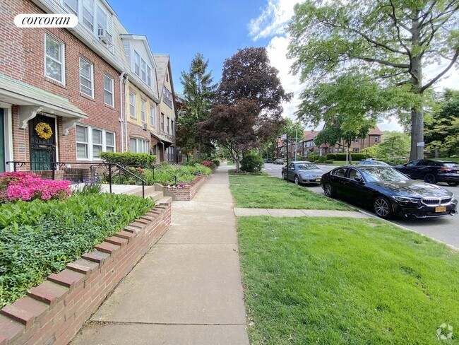 Building Photo - 100-11 Ascan Ave Rental