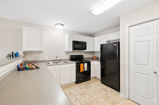 1BR, 1BA - 740SF - Kitchen