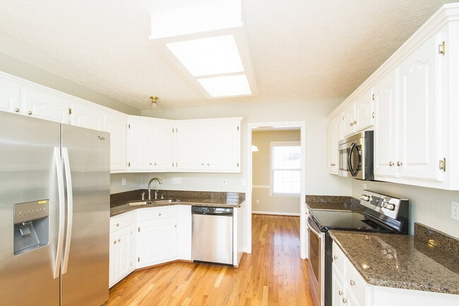 Photo - 105 Walton Trce S