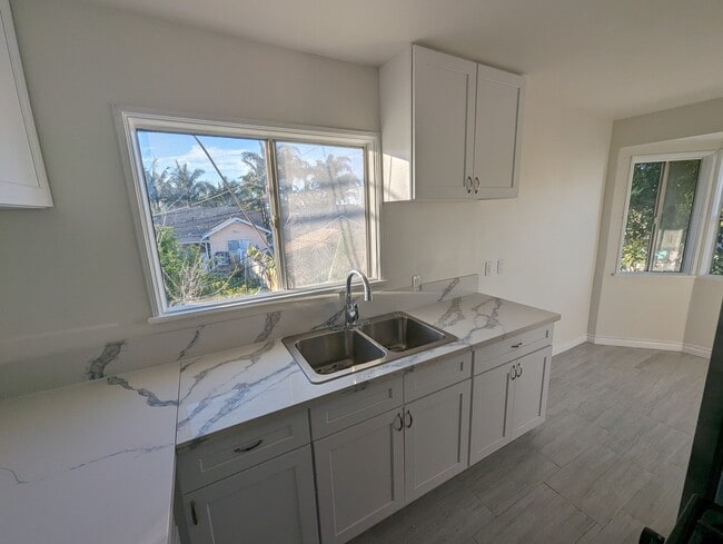 Building Photo - 1051 E Hyde Park Blvd Unit 1053