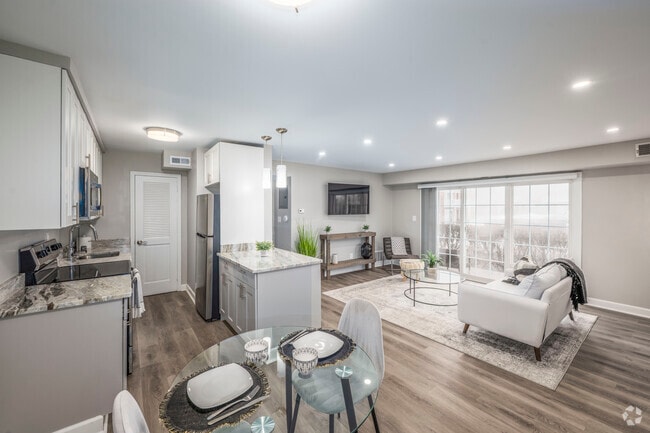 1BR, 1BA - 663SF - Dining Room
