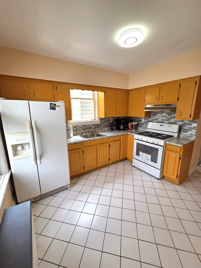 Photo - 364 Woodlawn Ave Unit 2