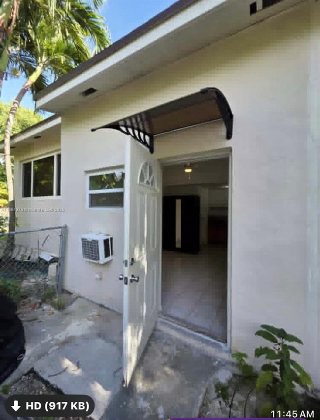 Building Photo - 1243 SW 3rd St Unit 0