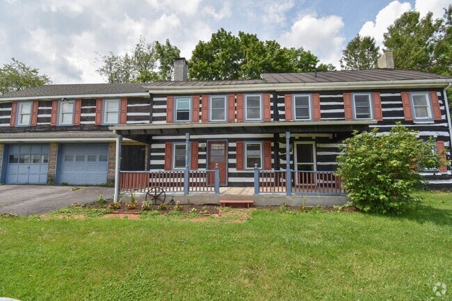Building Photo - Large Home on Jacksonville Rd with Laundry!