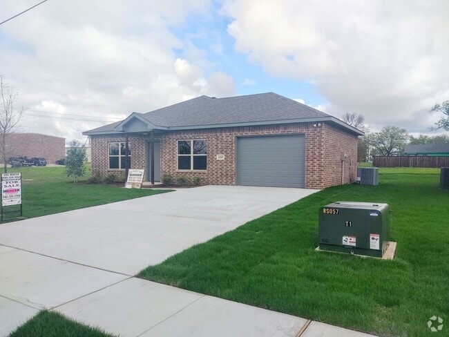 Building Photo - Newly constructed 3/2/1 in Sanger Rental