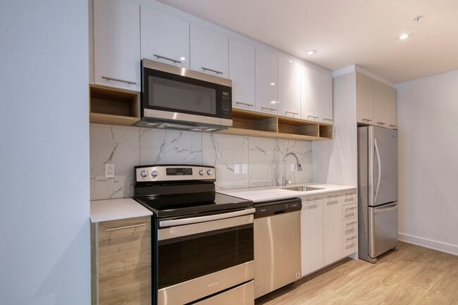 Building Photo - 9675 Av. Papineau Unit 217