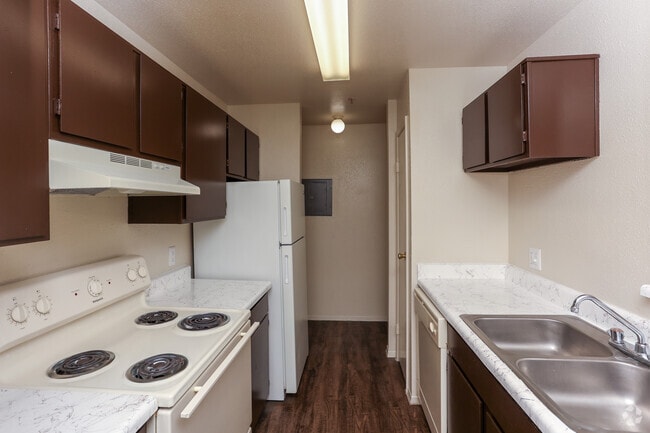 1BR, 1BA - 700SF - Kitchen