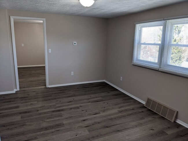 Building Photo - 1826 W 8th St Unit 1826 W 8th St - 3rd Flr Apt