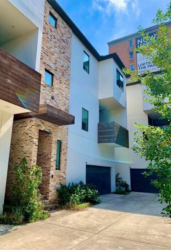 Building Photo - 2322 Camden Dr Unit B