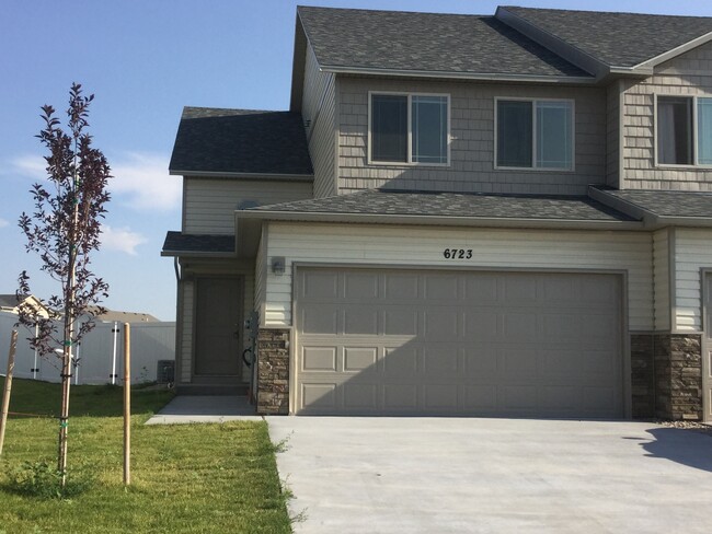 Building Photo - 3 BEDROOM, 2.5 BATHROOM SADDLE RIDGE TWINHOME