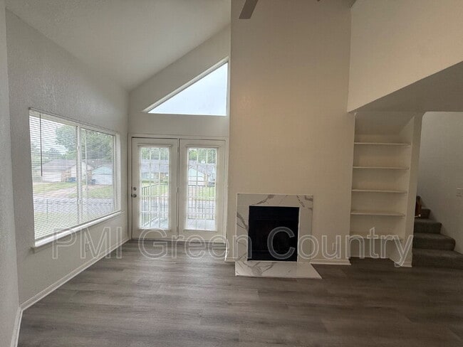 Building Photo - 6639 S Victor Ave Unit G214