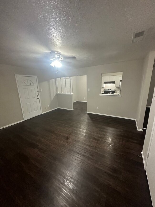 Photo - 667 Edgeglen Dr