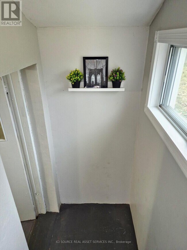 Photo - 111 Haileybury Dr