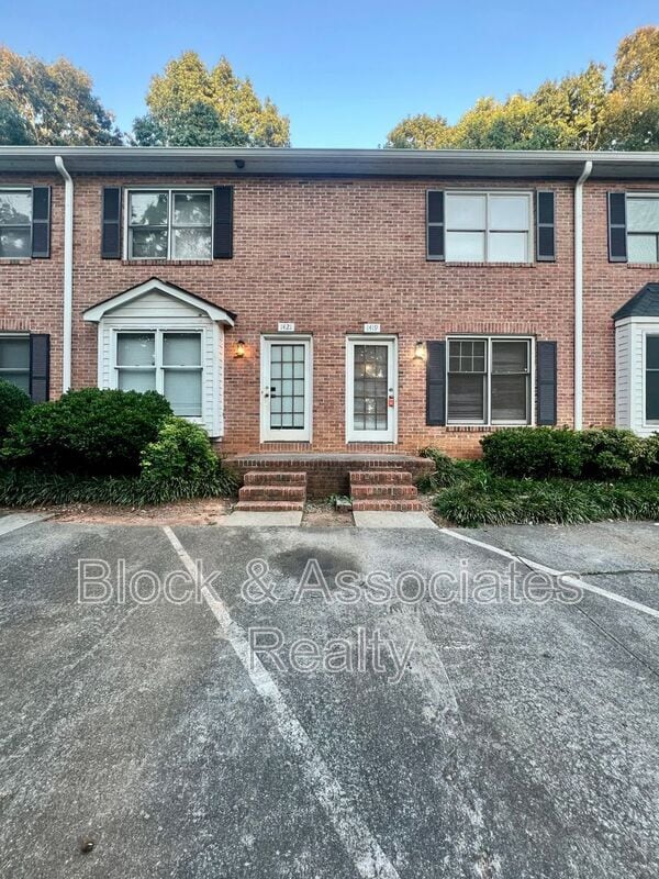 Photo - 1419 King Charles Dr