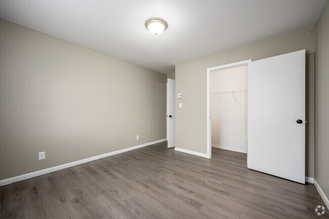 1BR, 1BA - 475SF - Bedroom