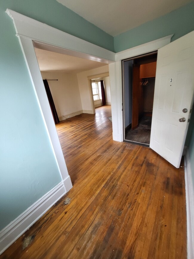 foyer with ample closet space - 429 W Cedar St Unit 3