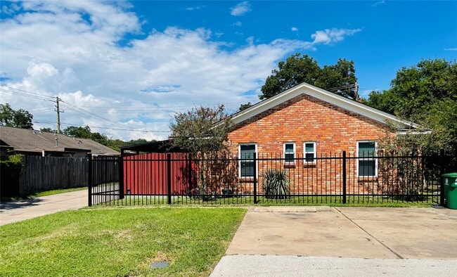 Building Photo - 5830 Clarewood Dr