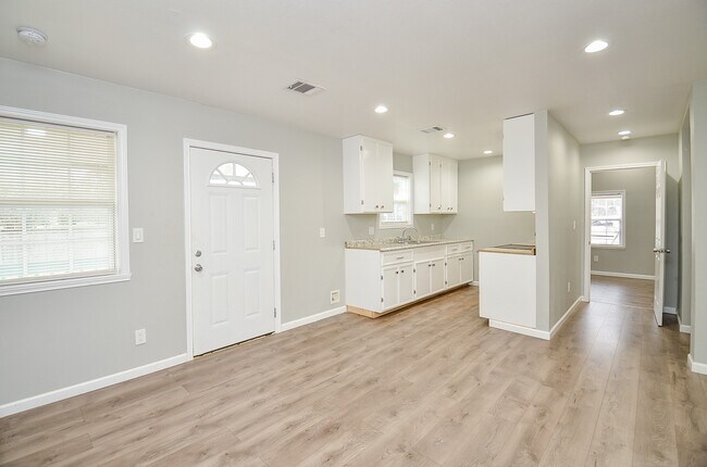 Building Photo - 2706 Sledge St Rental