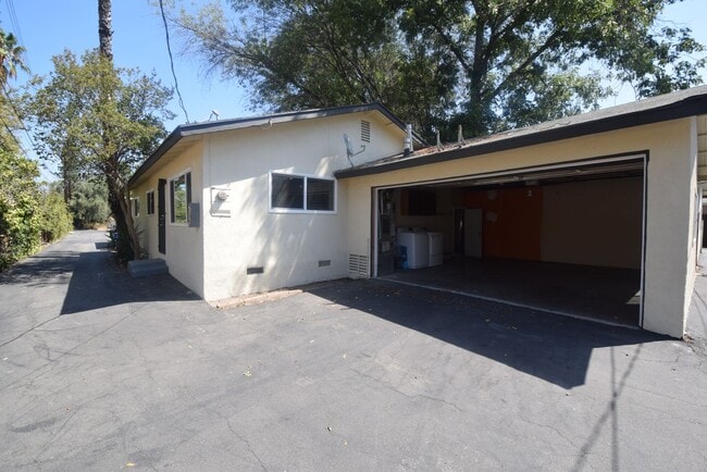 Photo - 15940 Hart St Unidad 15950