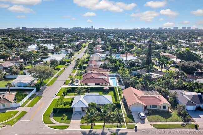 Building Photo - 1100 SW 12th Ave