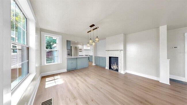 Photo - 1005 45th St W