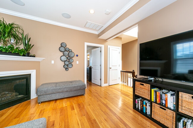 Photo - 619 E 3rd St Unit 3