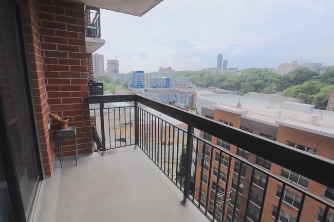 Building Photo - 700 1st St Unit 10T