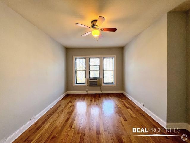 Building Photo - 1 bedroom in CHICAGO IL 60657 Unit 301 Rental