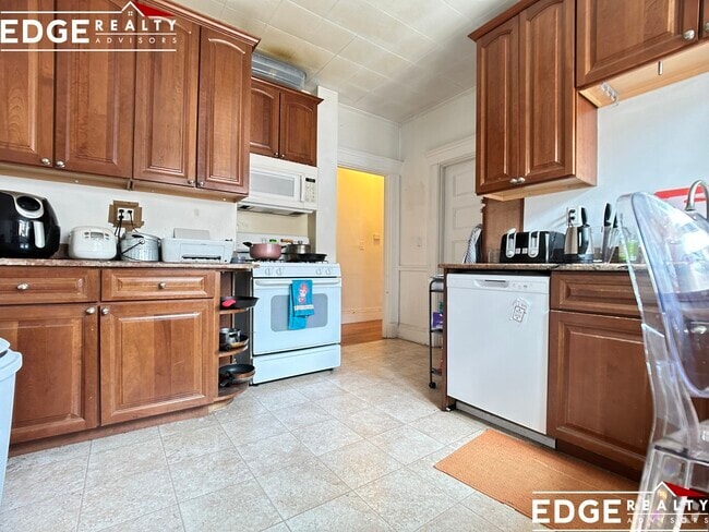 Building Photo - 335 Faneuil St Unit 1 Rental