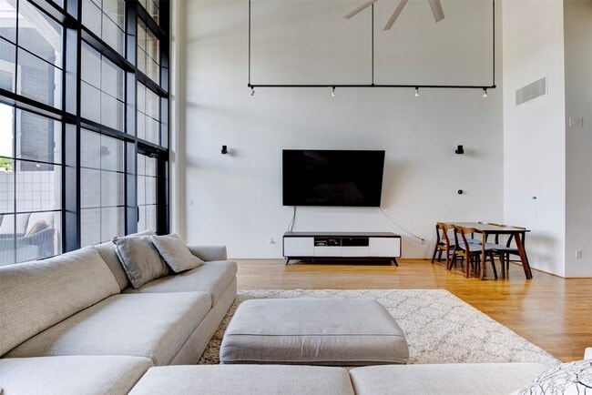 Building Photo - 1005 S Shepherd Dr Unit 211