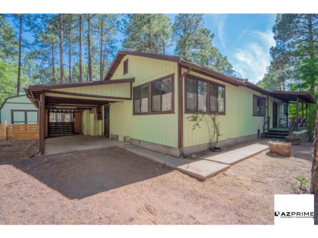 Building Photo - Discover your peaceful retreat in this charming 3/1 Lakeside home!