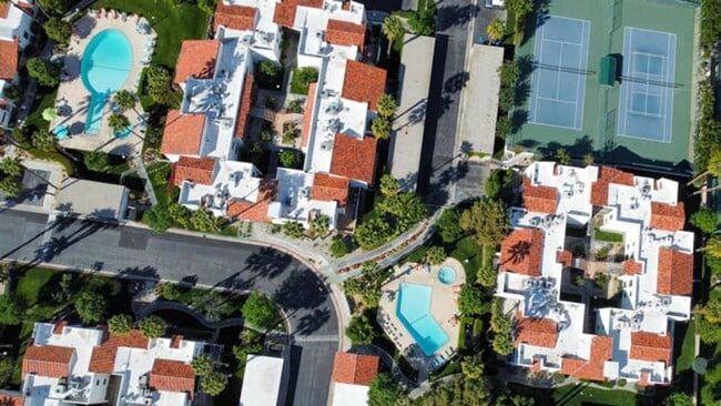 Comunidad de 72 unidades con 2 piscinas, 2 spas y 2 canchas de tenis/pickleball - 250 E San Jose Rd Unidad 61