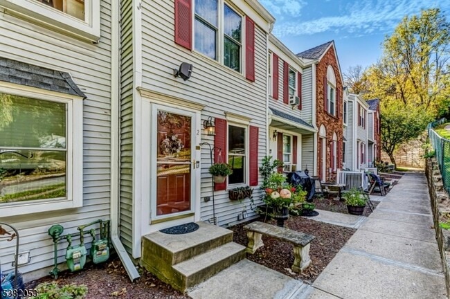 Building Photo - 2 Colonial Ct Rental