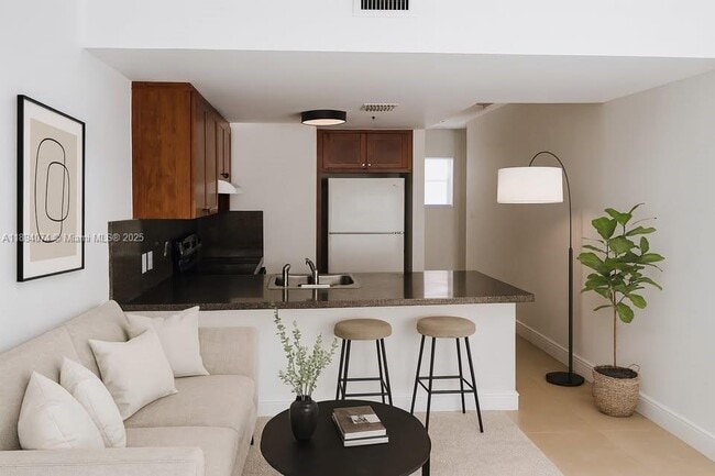 Building Photo - 1020 SW 4th St Unit 103