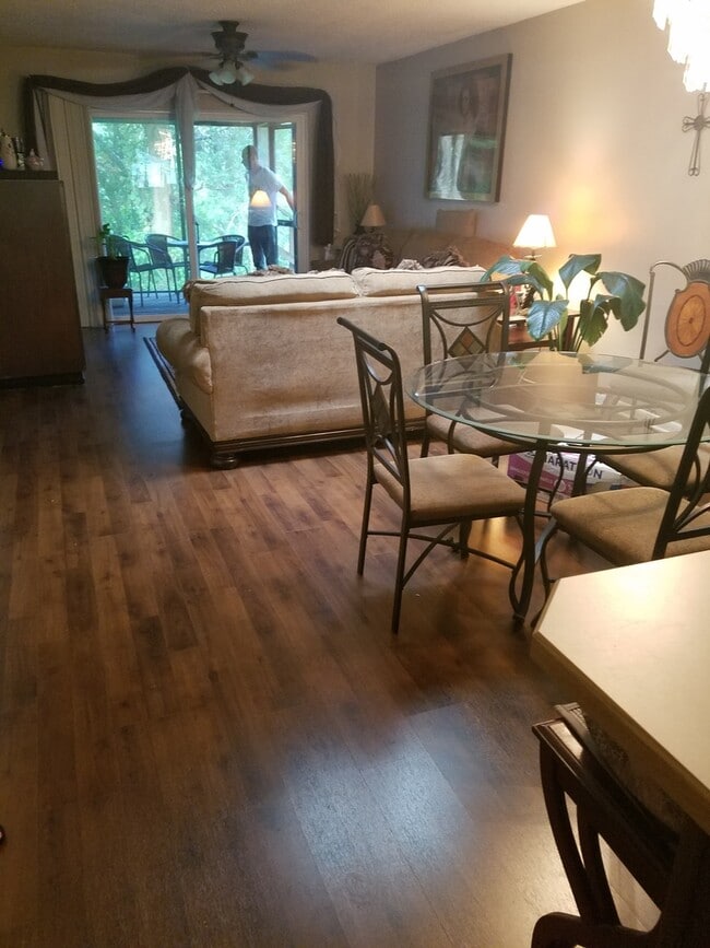 Building Photo - 2 Bed/2 Bath half duplex