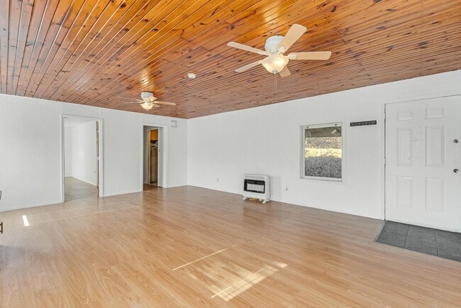 Photo - Lakeside Charm: Cozy 2-Bedroom Duplex in Rogers!