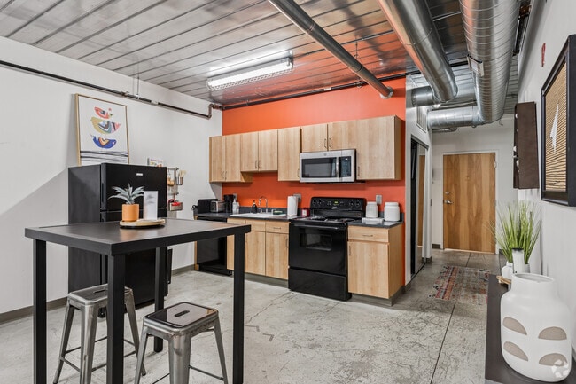 2BR, 1BA - 780SF - Kitchen