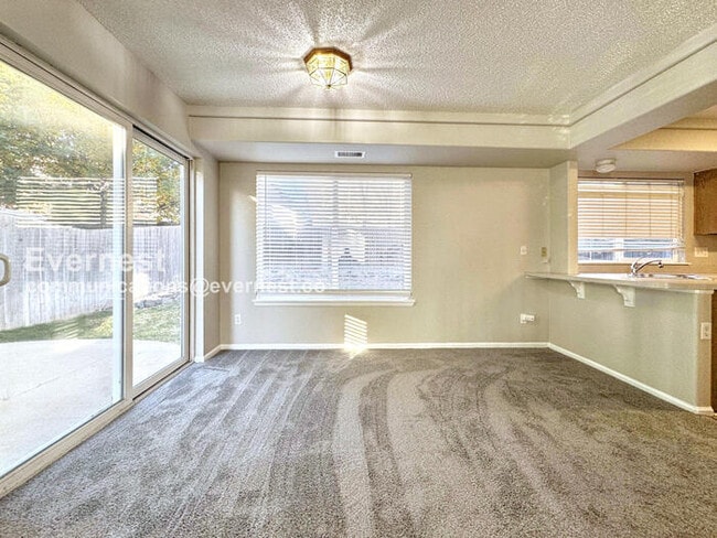 Photo - 4079 Perth St