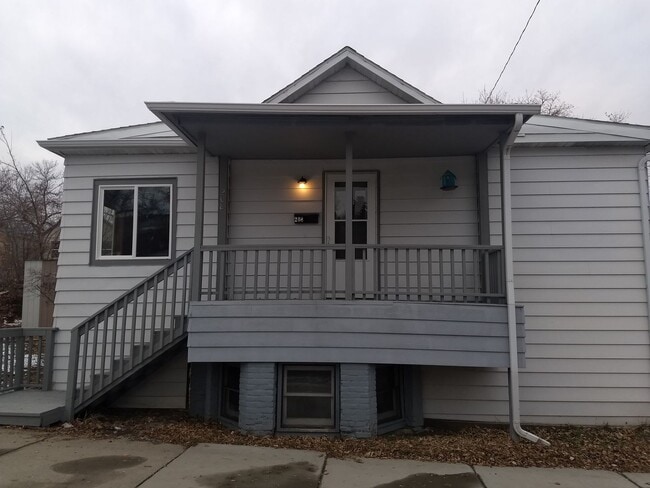 Building Photo - Pet friendly Four Bedroom Home