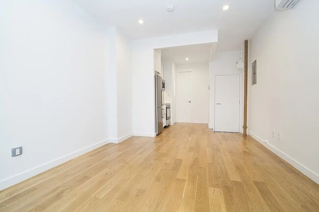 Photo - 137 Thompson St