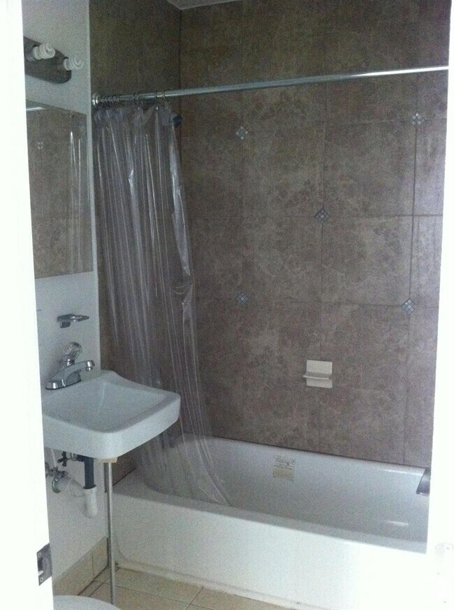Building Photo - 815 7th St Unit 1 Rental