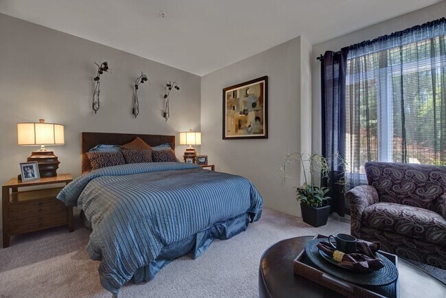 Cheyenne Creek Stream Apartment Bedroom - Cheyenne Creek