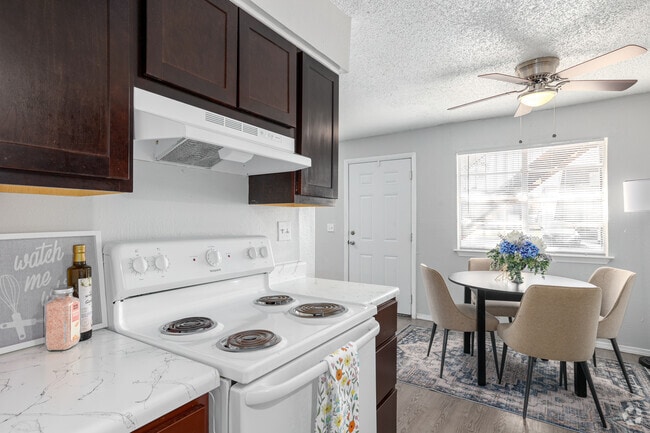1BR, 1BA - 850SF - Kitchen - Highland Oaks Apartments